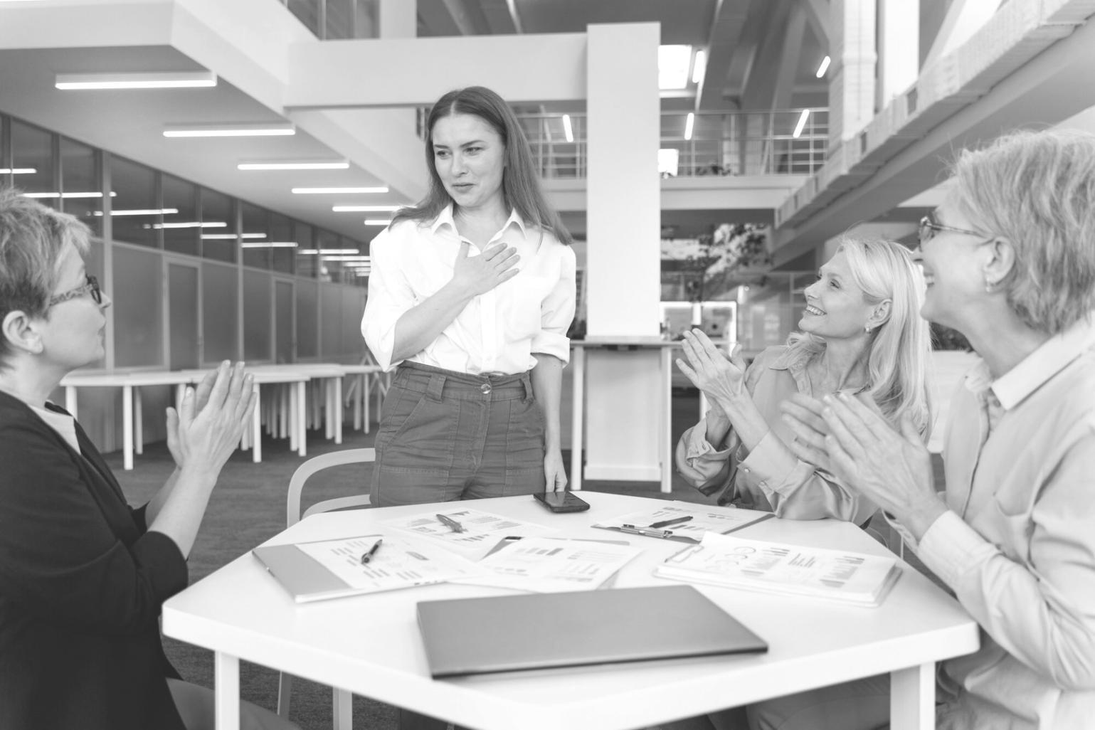 Sesión de trabajo práctico en formación comercial